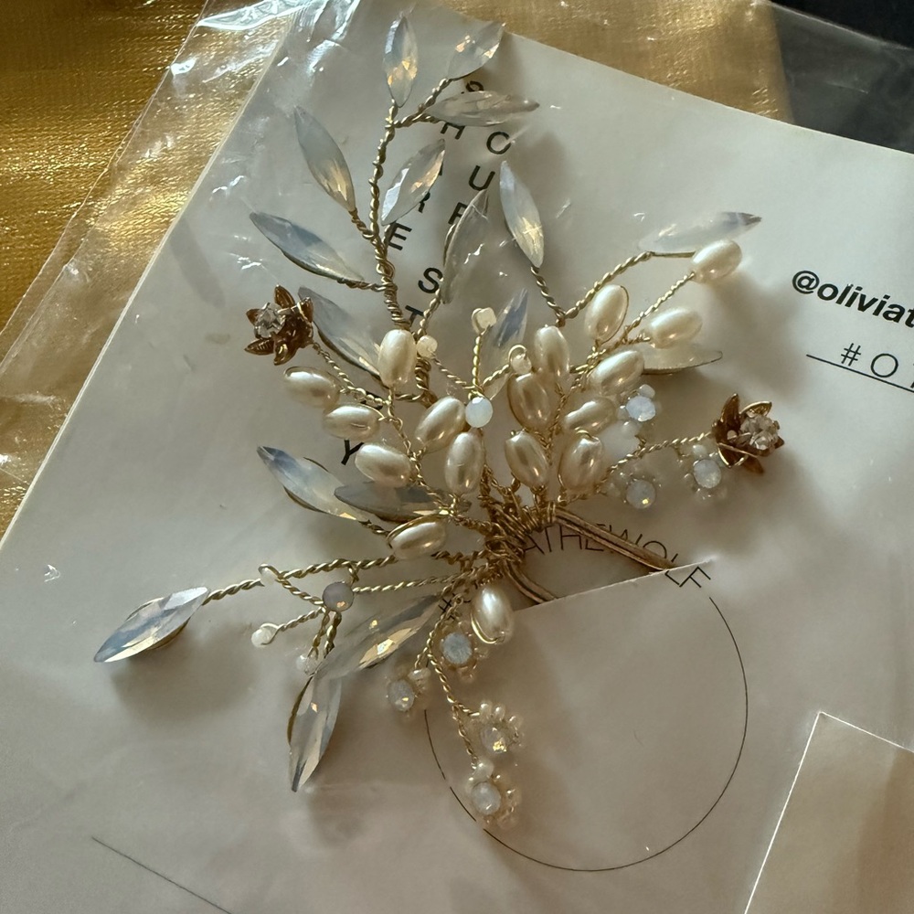 Olivia the Wolf Gold and Pearls Hair Accessory